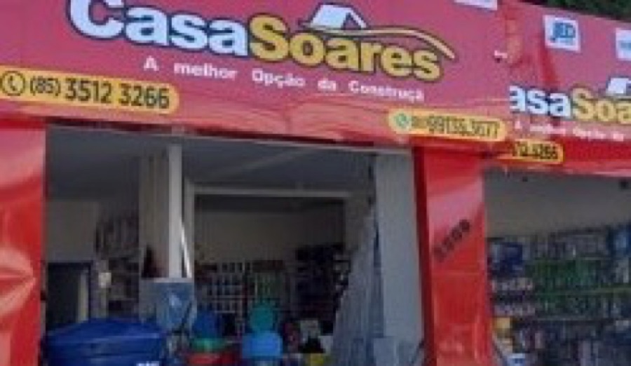 Fachada vermelha da Casa Soares com o letreiro A melhor Opção da Construção.